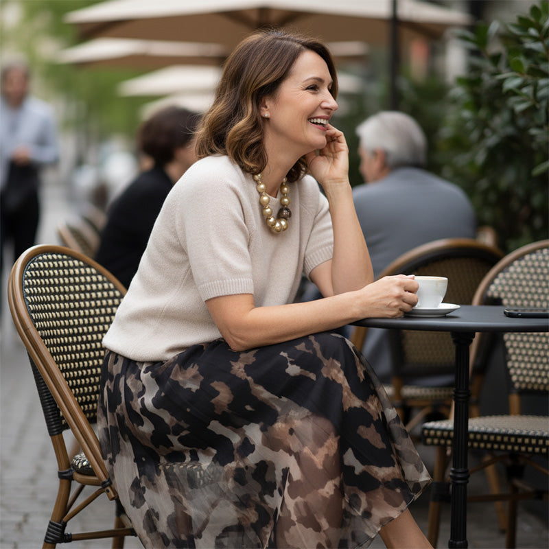 Ensemble deux pièces pour femme composé d'un pull et d'une jupe fluide à imprimé léopard