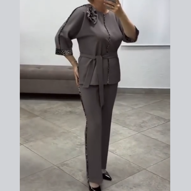 Ensemble deux pièces luxueux avec détails léopard – Élégance, comfort et style sophistiqué