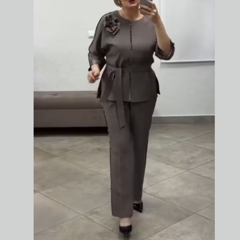 Ensemble deux pièces luxueux avec détails léopard – Élégance, comfort et style sophistiqué