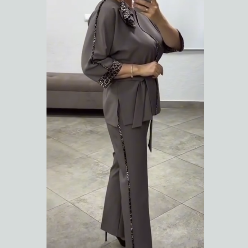 Ensemble deux pièces luxueux avec détails léopard – Élégance, comfort et style sophistiqué